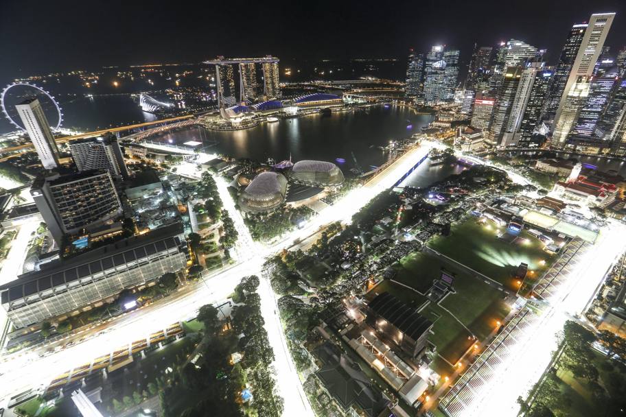 Veduta notturna del circuito di Marina Bay a Singapore. Il Gran Premio della citt-stato asiatica si terr il 21 settembre (Epa)